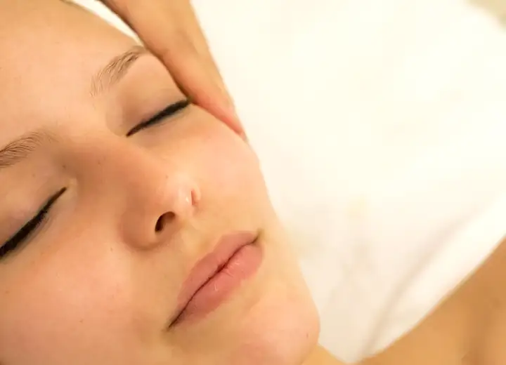 Prodotti skincare e dettagli trattamento